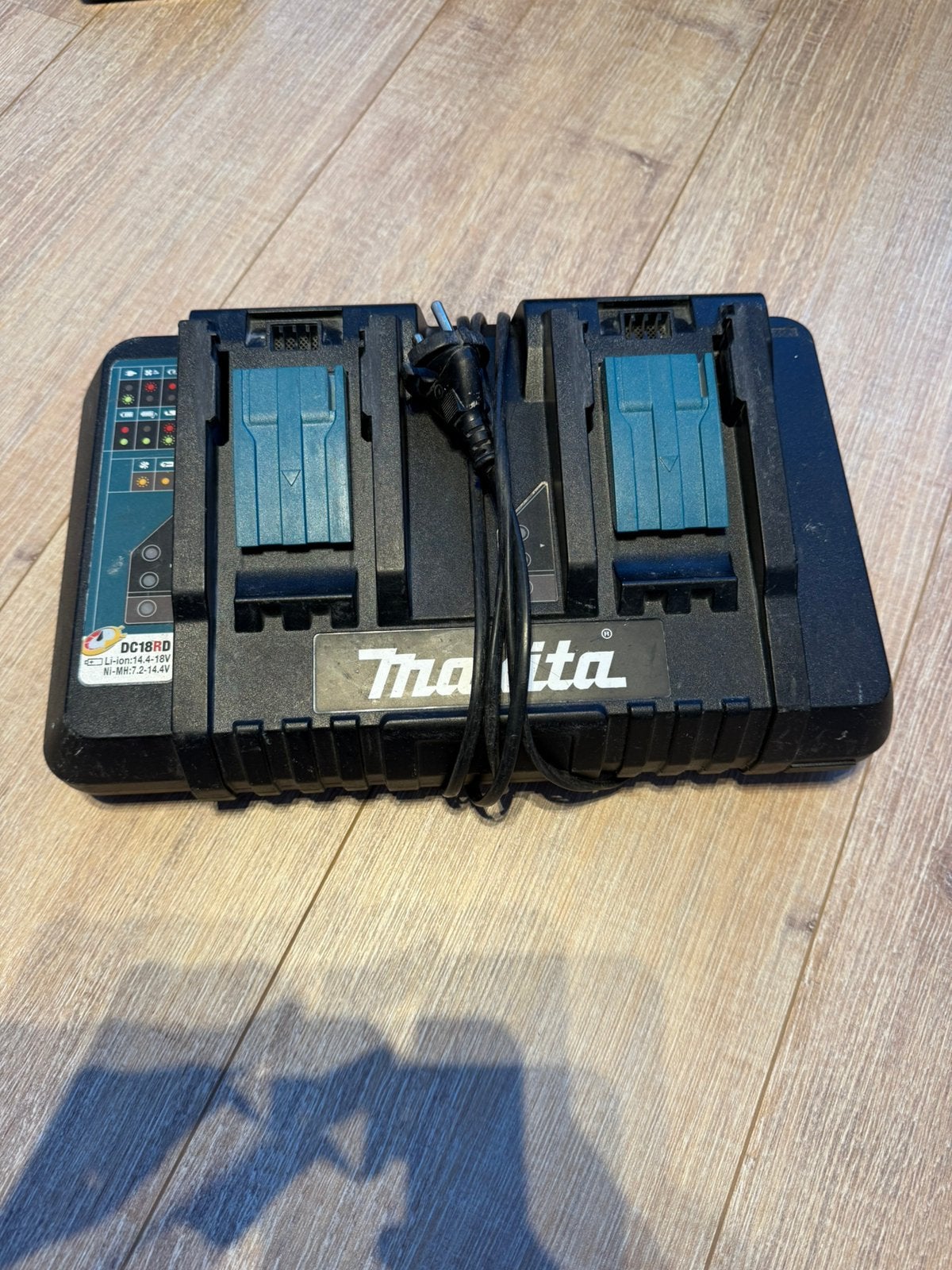 Makita DC18RD Dubbele Snellader 18V – 2 accu’s tegelijk, Ophalen of Verzenden, Zo goed als nieuw