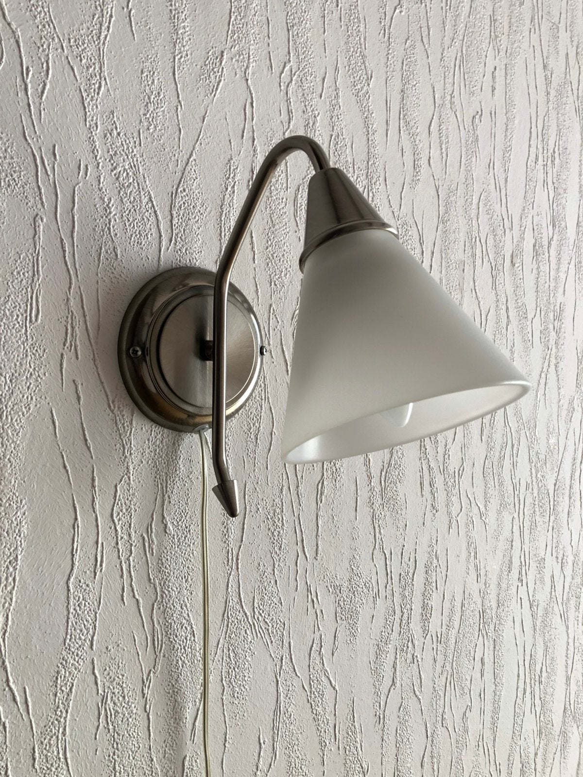 Vintage wandlampje metaal en melkwit glas, Ophalen, Zo goed als nieuw, Metaal