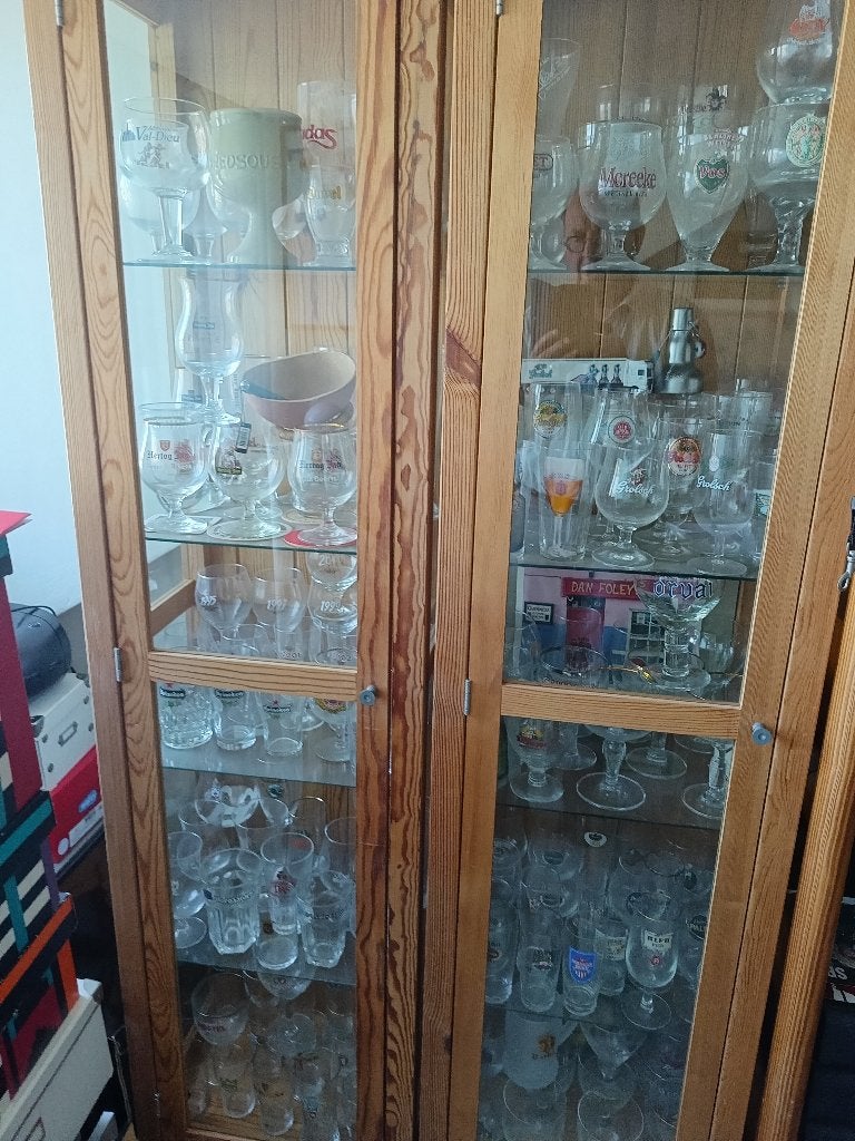 Twee slanke grenen vitrinekasten (met daarin bierglazen), Ophalen, Minder dan 50 cm, Gebruikt, Slanke grenen vitrinekast