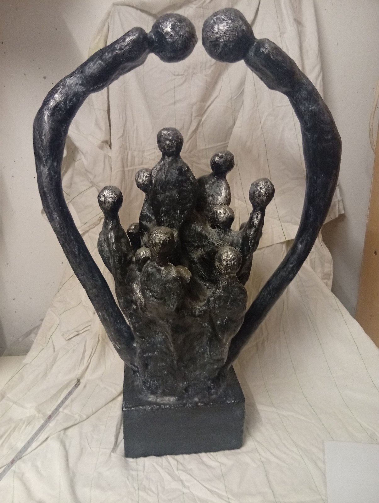 Abstracte sculptuur ' kinderen in bescherming ' zilver/zwart, Groep mensen, Gips, Beeld, Europa