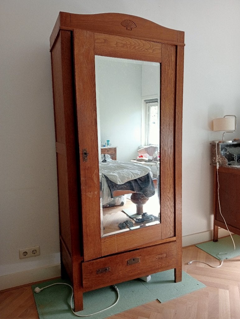 Mooie oude houten kledingkast met Jacobsschelp, Huis en Inrichting, Ophalen, Oude houten bruine kast, Met lade(s), 50 tot 100 cm