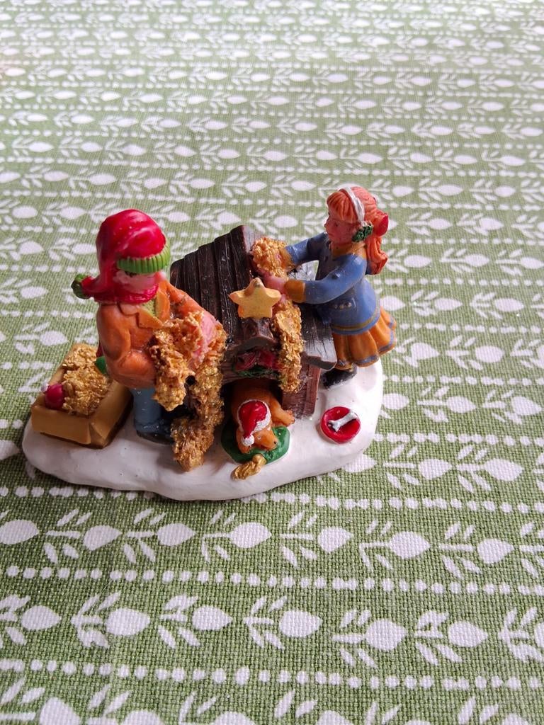 Het hondenhok versieren - Kerst Lemax, Ophalen of Verzenden, Gebruikt, Mens