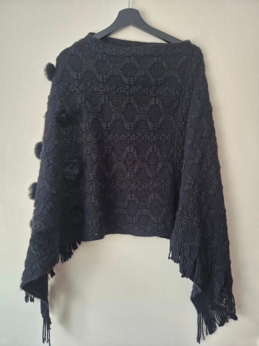 Zwarte gebreide poncho met pompons en franjes, Maat 38/40 (M), Zwart, Ophalen of Verzenden, Onbekend