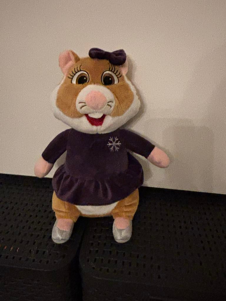 Albert Heijn AH Hamster knuffel met paarse velours jurk!, Hamster, Ophalen of Verzenden, Zo goed als nieuw, Middelgroot (20 tot 80 cm)