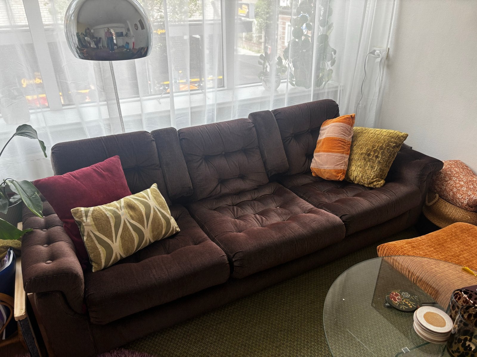 Vintage bank bruin velours met opklapbare armleuningen, Huis en Inrichting, Banken | Bankstellen, Ophalen, Gebruikt, Driepersoons