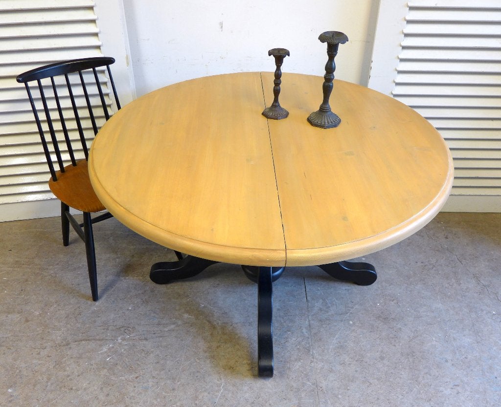 Foto 6 van Prachtige zwarte ronde uitschuifbare eettafel