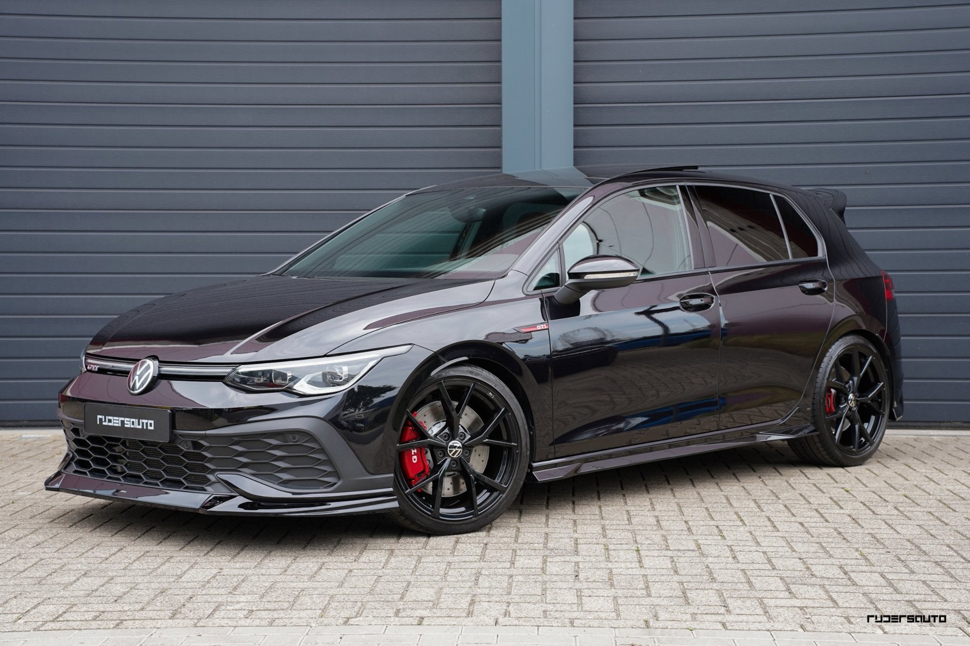 Volkswagen Golf 8 GTI Clubsport | Pano | Camera | Alcantara, Dealer onderhouden, Gebruikt, Zwart, 4 cilinders