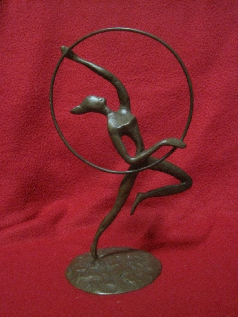 Bronzen sculptuur Vrouw met hoepel., Ophalen of Verzenden, Brons, 20 - 50 cm, Beeld