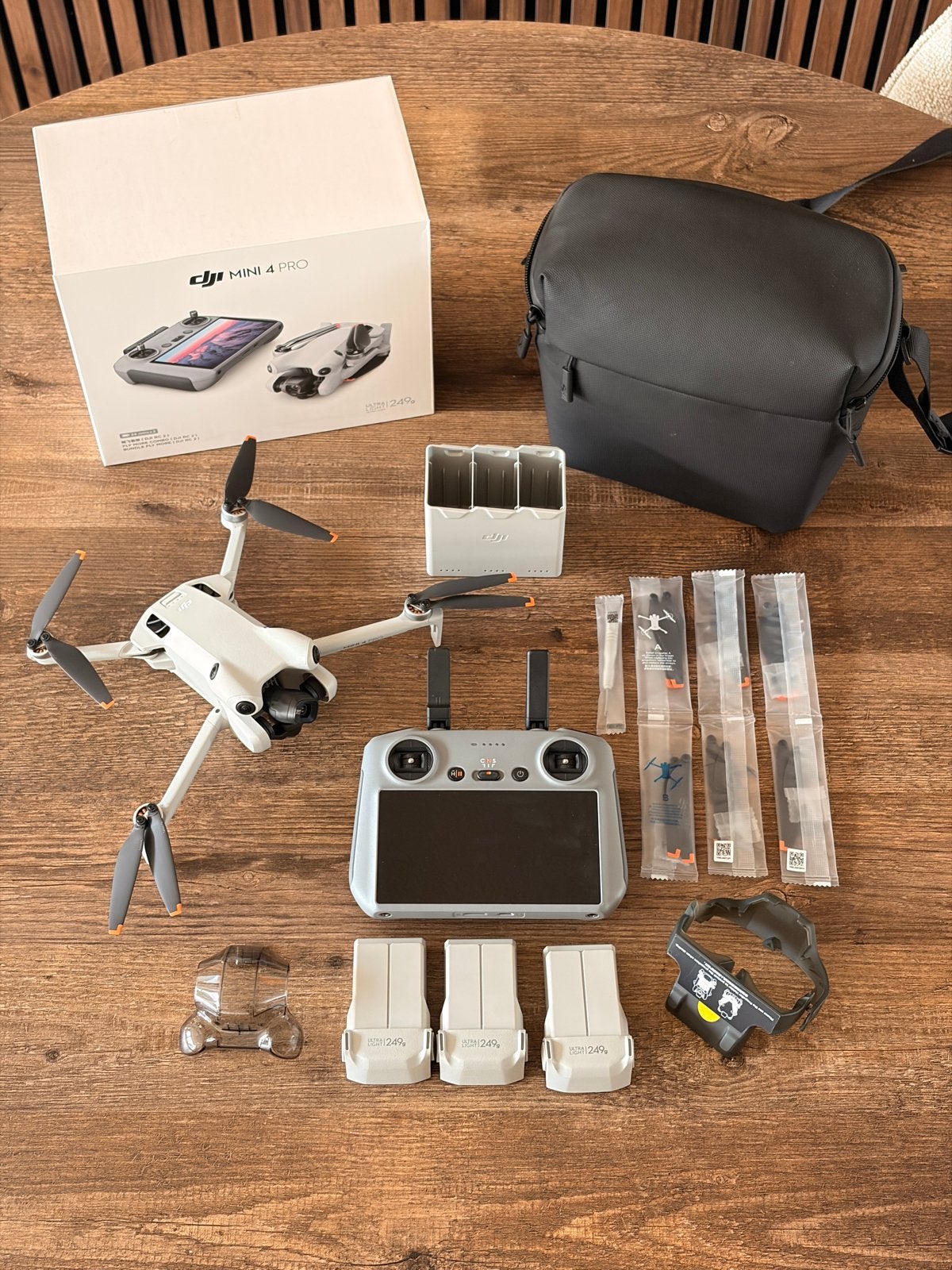 DJI Mini 4 Pro Fly More Combo - Zo goed als nieuw, Cameradrone, Extra accu('s), Ophalen of Verzenden, Zo goed als nieuw