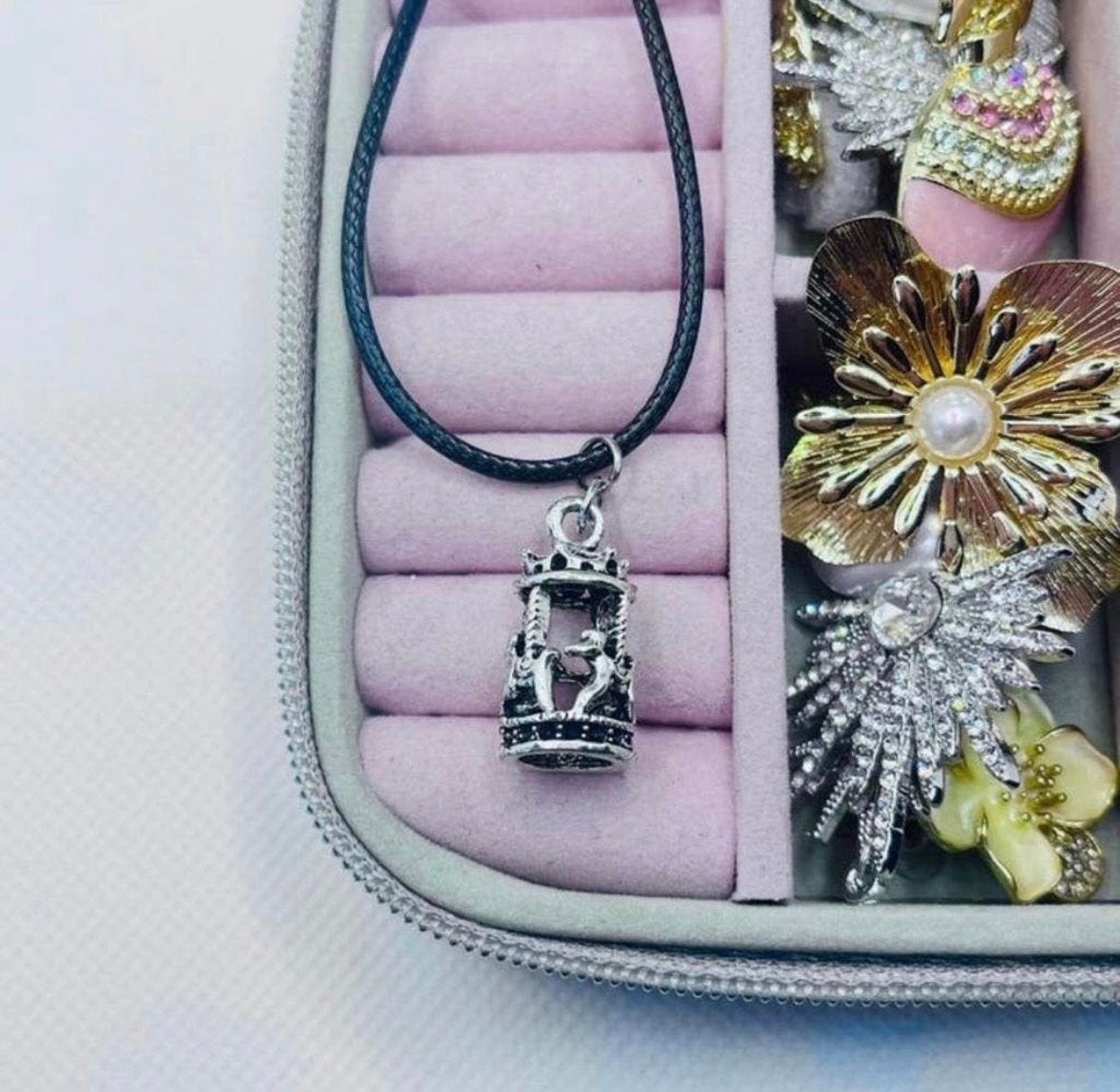 Zwarte ketting met zilverkleurige carrousel hanger, Overige materialen, Zwart, Ophalen of Verzenden, Zo goed als nieuw