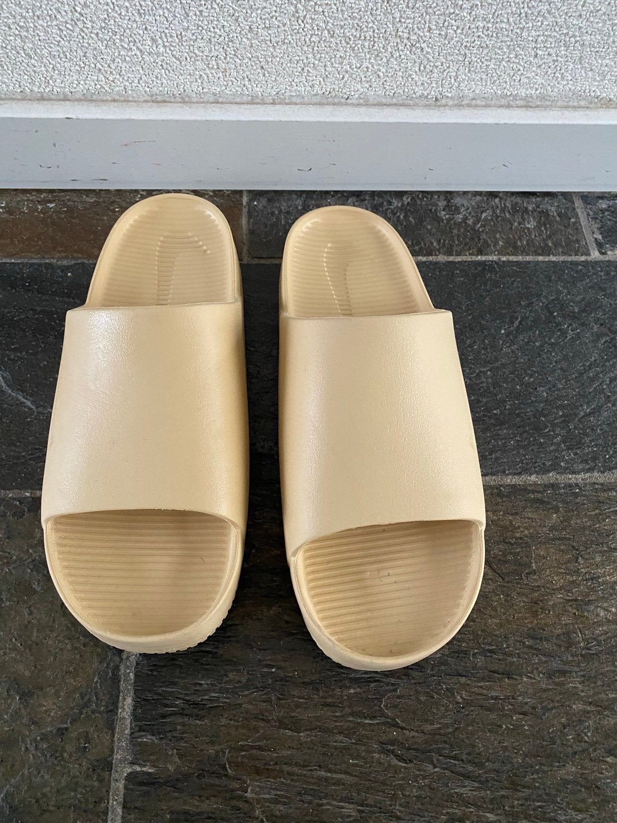 Nike slippers - Beige maat 48/49, Kleding | Heren, Schoenen, Ophalen of Verzenden, Gedragen