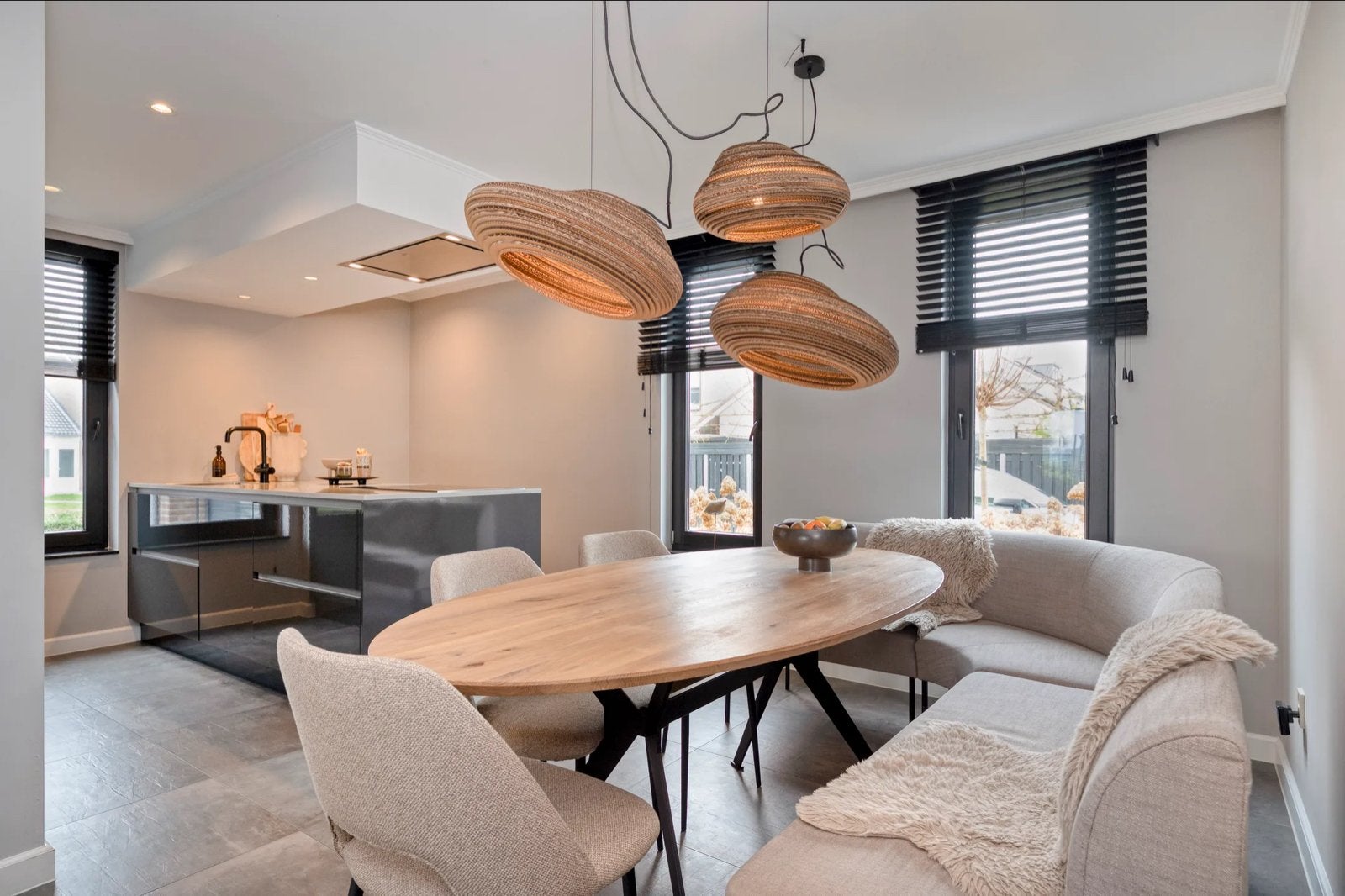 Moderne eethoek/eetkamerset: ovale tafel, bank en 4 stoelen, Huis en Inrichting, Complete eetkamers, Ophalen, Zo goed als nieuw