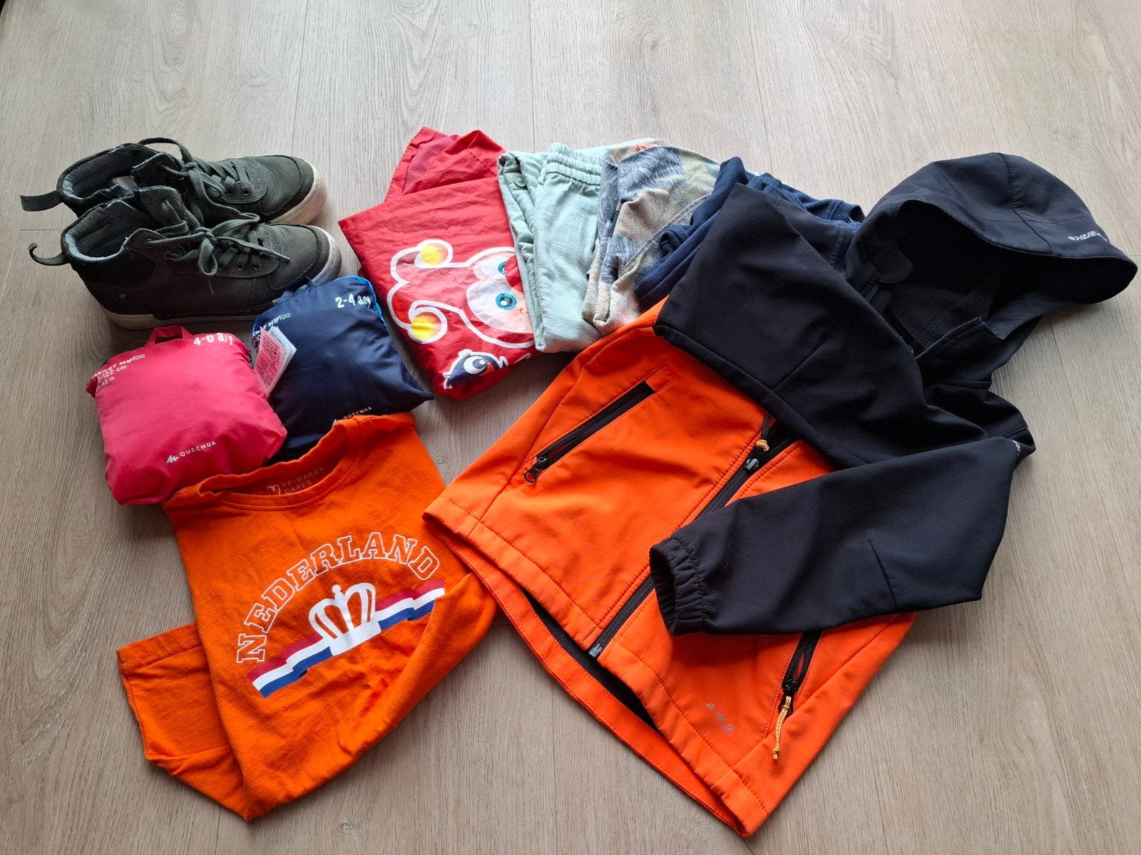 Kinderkleding pakket: jas, shirt, broek, poncho en schoenen, Ophalen of Verzenden, Gebruikt, Icepeak, Vingino, Quechua, Jongen