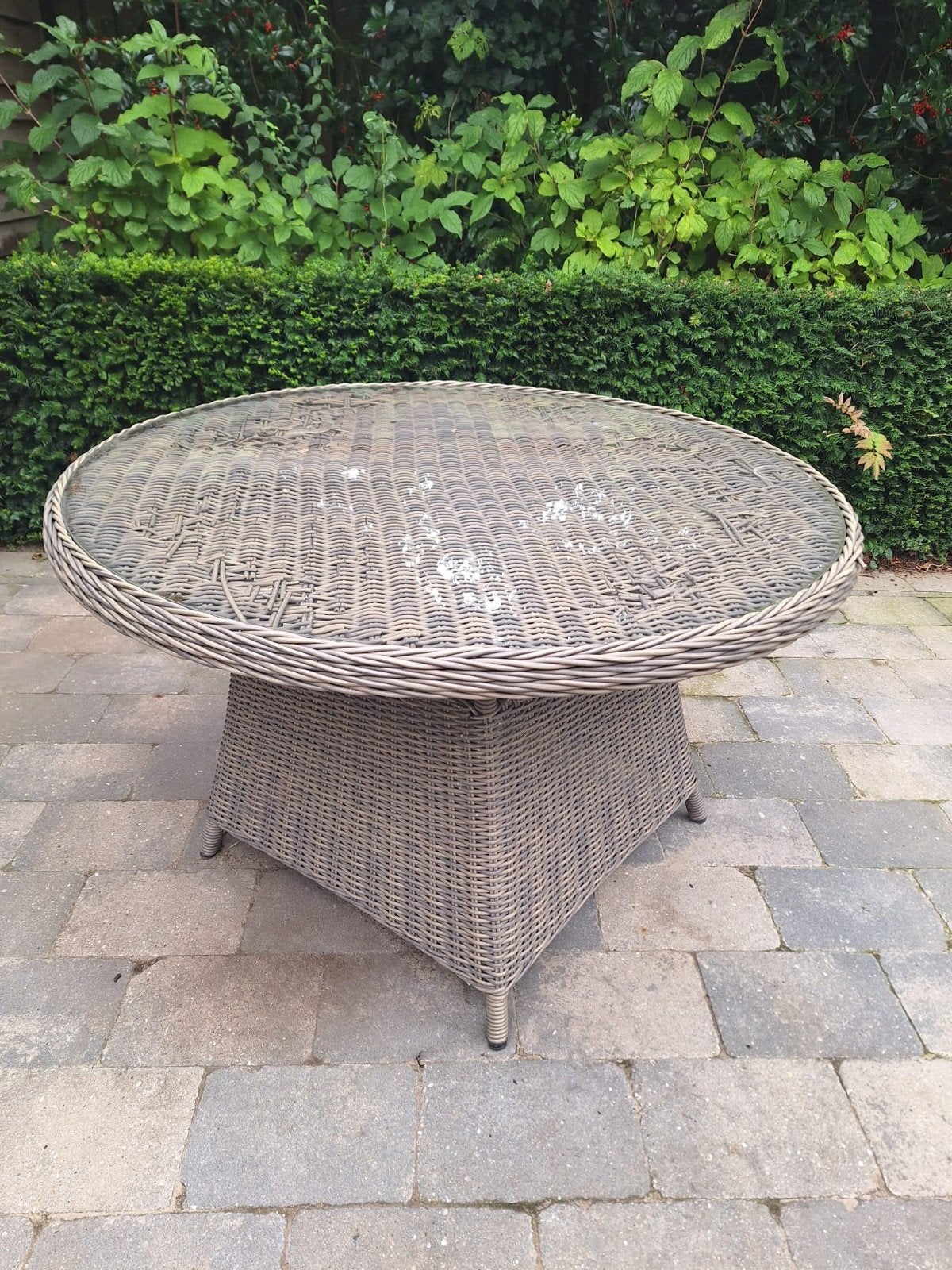 1 of 2 stuks ronde tuintafel met glazen blad - Wicker, Ophalen, Gebruikt, Rond, Wicker