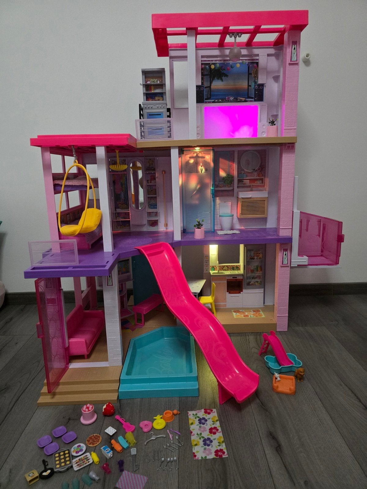 Barbie Droomhuis Poppenhuis met accessoires, Ophalen, Zo goed als nieuw, Poppenhuis