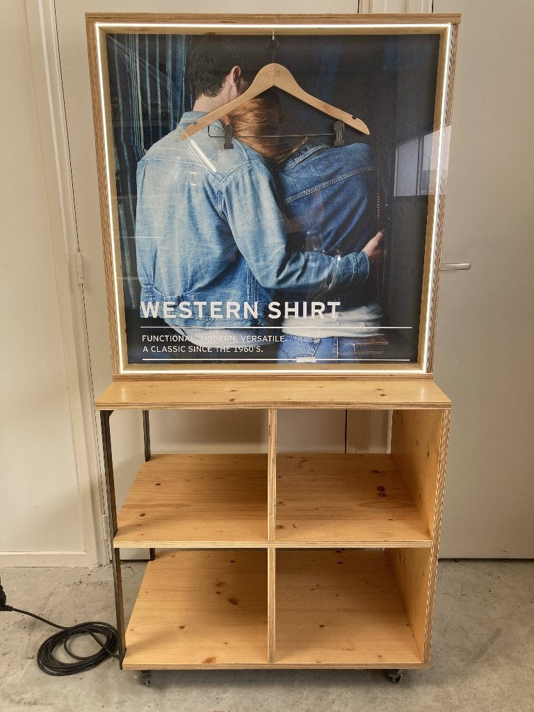 Vitrine/display kast met verlichting op wieltjes., Huis en Inrichting, Kasten | Vitrinekasten, Ophalen, Met plank(en), Zo goed als nieuw