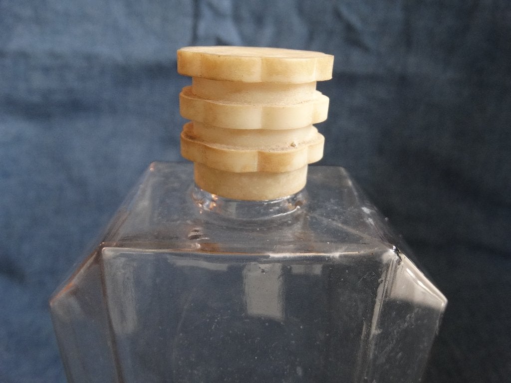 Antieke glazen parfumfles Millot France 1925, hoekige vormen, Verzamelen, Parfumverzamelingen, Ophalen of Verzenden, Gebruikt