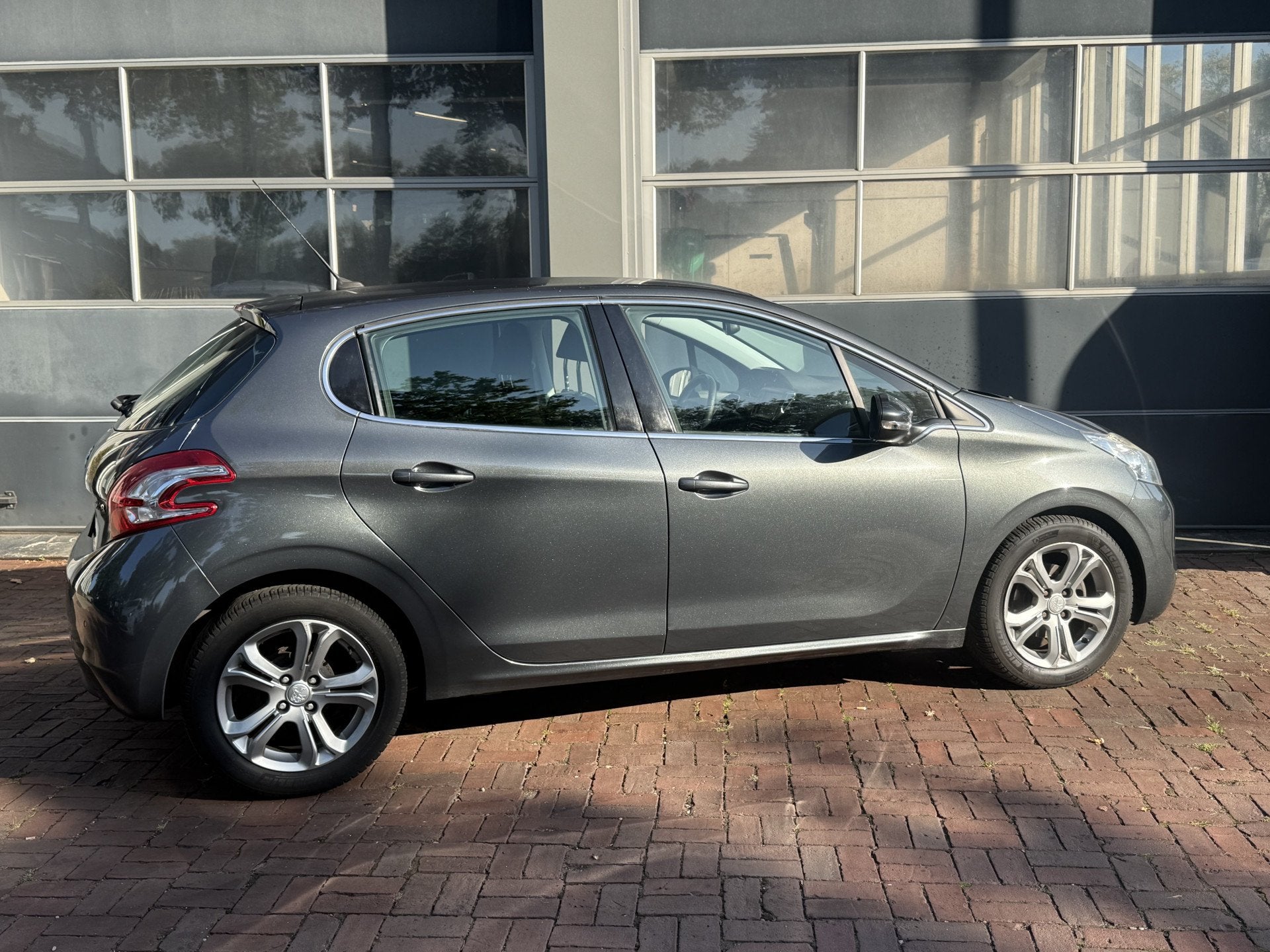 Peugeot 208 1.2 VTi Allure km 112.000 Bj 2014 Navi,16Inch,Cl, Voorwielaandrijving, Euro 5, Stof, Gebruikt