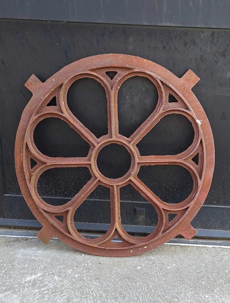 Rond gietijzeren stalraam als deco of voor gebruik., Doe-het-zelf en Verbouw, Glas en Ramen, Ophalen, Minder dan 80 cm, Overige typen