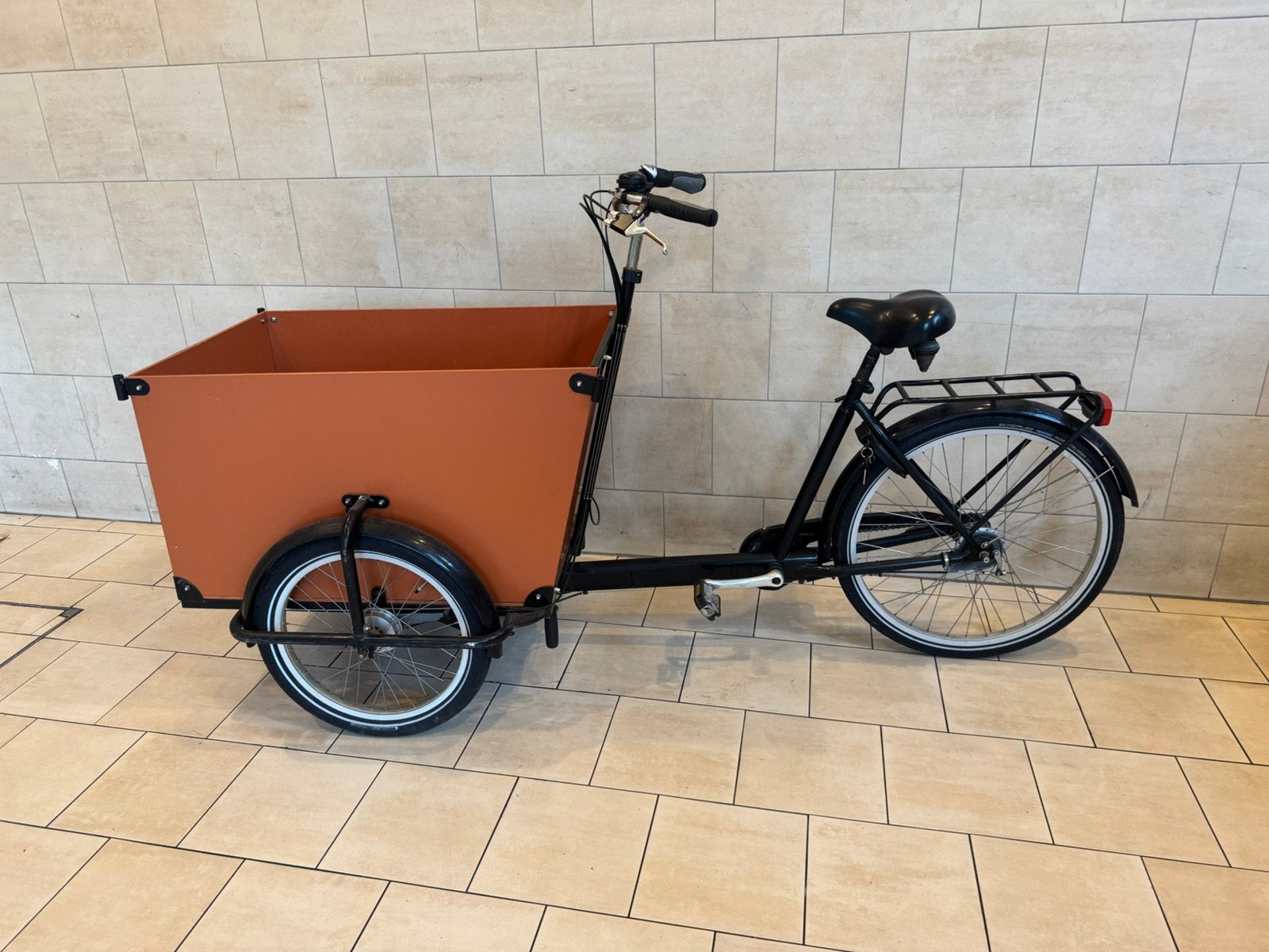Bakfiets ziet er goed uit, Fietsen en Brommers, Fietsen | Bakfietsen, Ophalen of Verzenden, Zo goed als nieuw, 1 kind