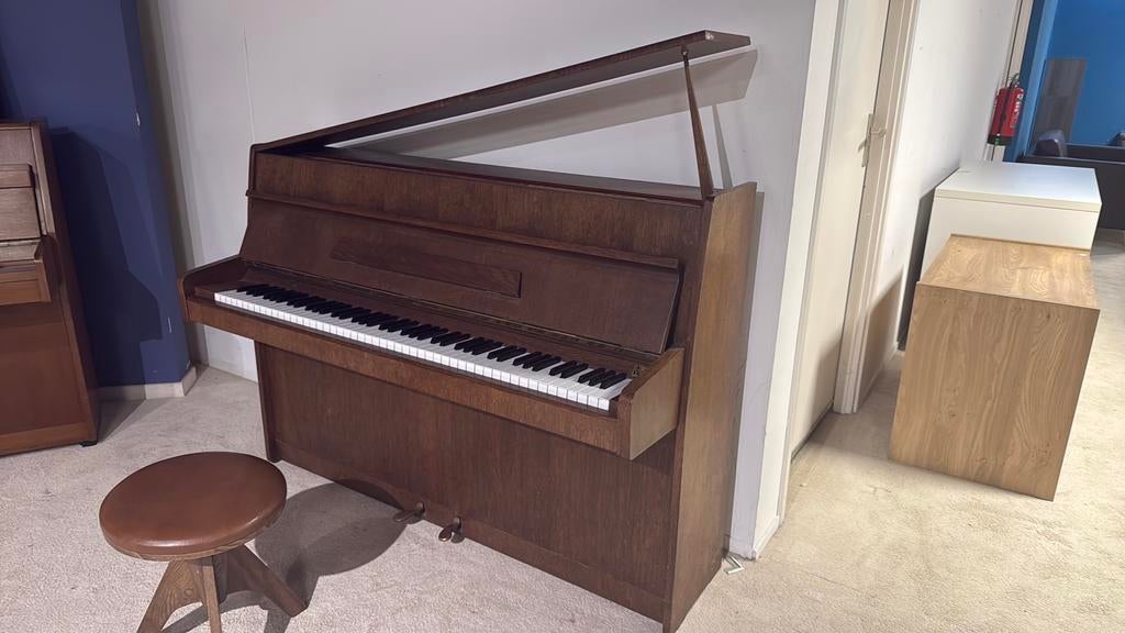 Mooie Lindbergh piano, Muziek en Instrumenten, Piano's, Gebruikt, Piano, Bruin, Ophalen of Verzenden