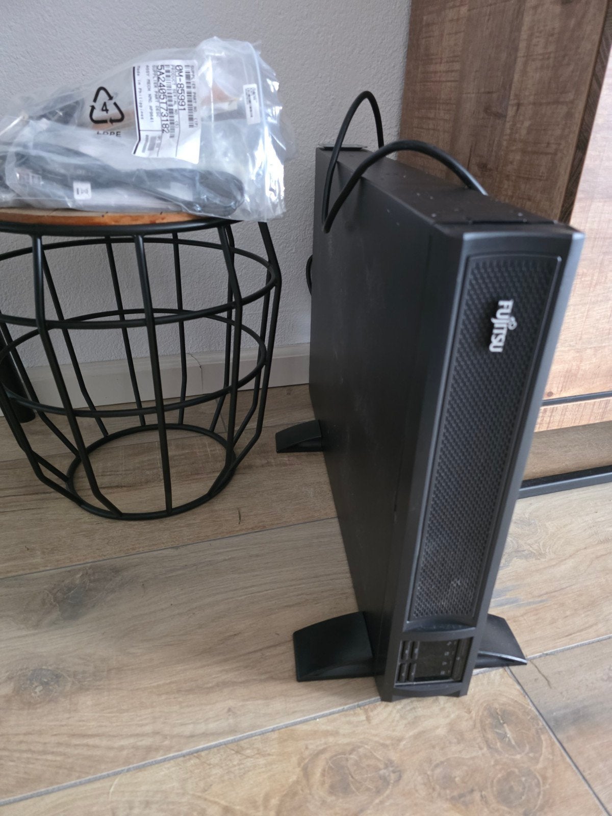 €150,-: Fujitsu Smart-UPS FJX3000RMHV2UNC - Z.G.A.N., Computers en Software, Ophalen, Zo goed als nieuw