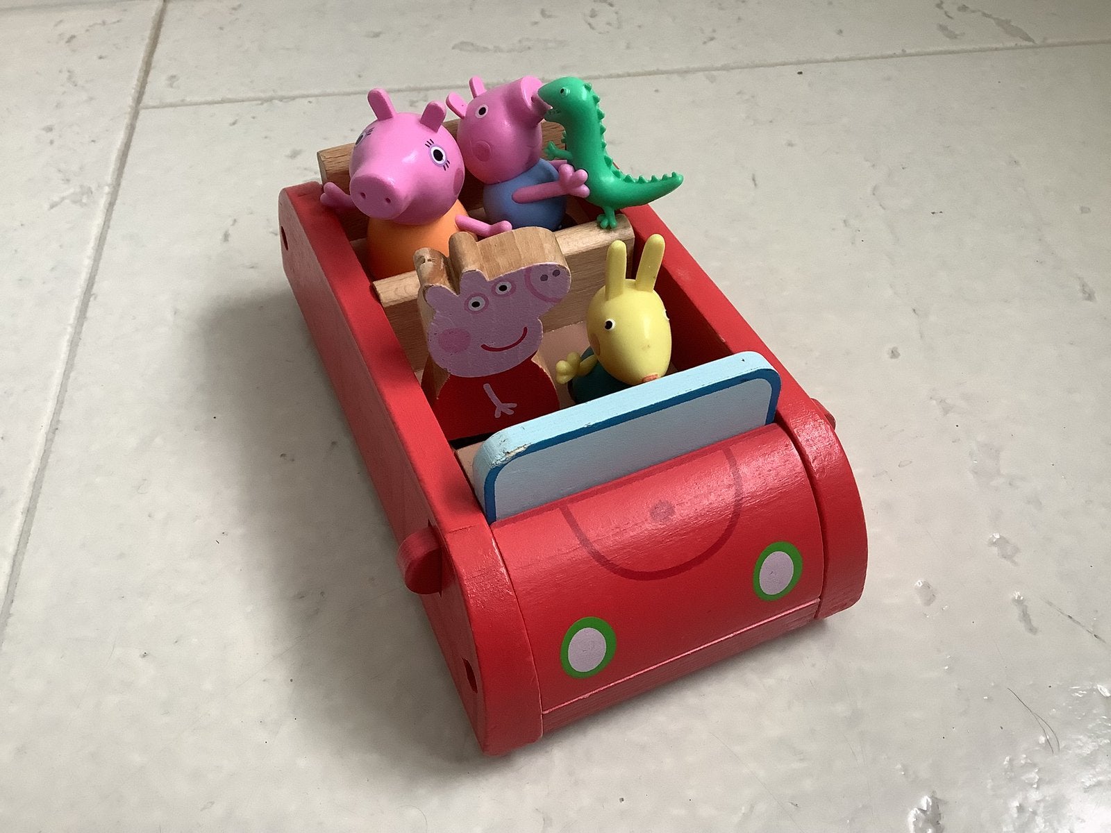 Peppa big houten auto met extra figuren figuurtjes, Kinderen en Baby's, Speelgoed | Speelgoedvoertuigen, Ophalen of Verzenden