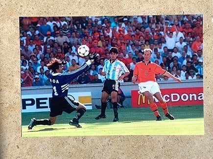 Org kleurenfoto 20x30 cm doelpunt Dennis Bergkamp 04-07-1998, Verzamelen, Verzenden, Nieuw, Ajax, Poster, Plaatje of Sticker