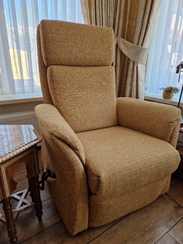 Sta op fauteuil elektronisch met fauteuil en bankje, Huis en Inrichting, Fauteuils, Ophalen, Gebruikt, Minder dan 75 cm, Rustiek