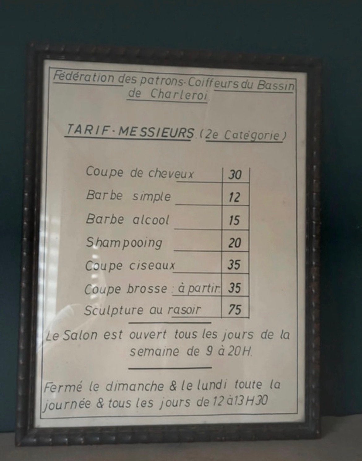 Franse oude lijst uit kapperszaak / barbier jaren 60, Antiek en Kunst, Ophalen of Verzenden