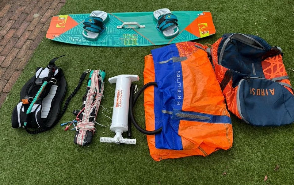 Airush Kite set: board, kite & bar, Watersport en Boten, Kitesurfen, Ophalen, Kitesurf-set, Twintip, 9 m²