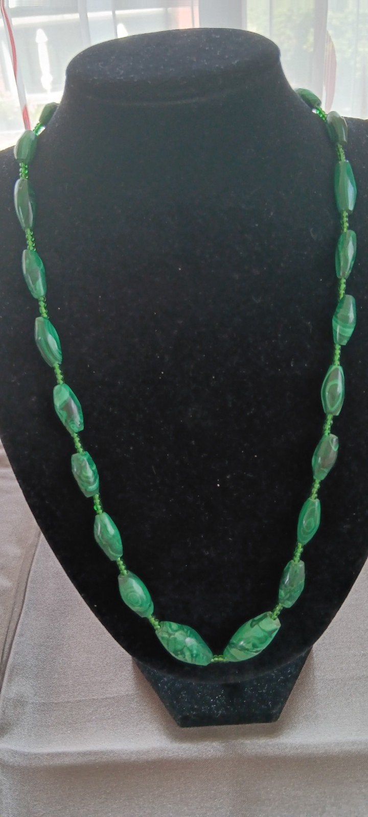 Prachtige ketting van groene malachiet stenen, z.g.a.n., Ophalen of Verzenden, Zo goed als nieuw, Groen, Steen of Mineraal