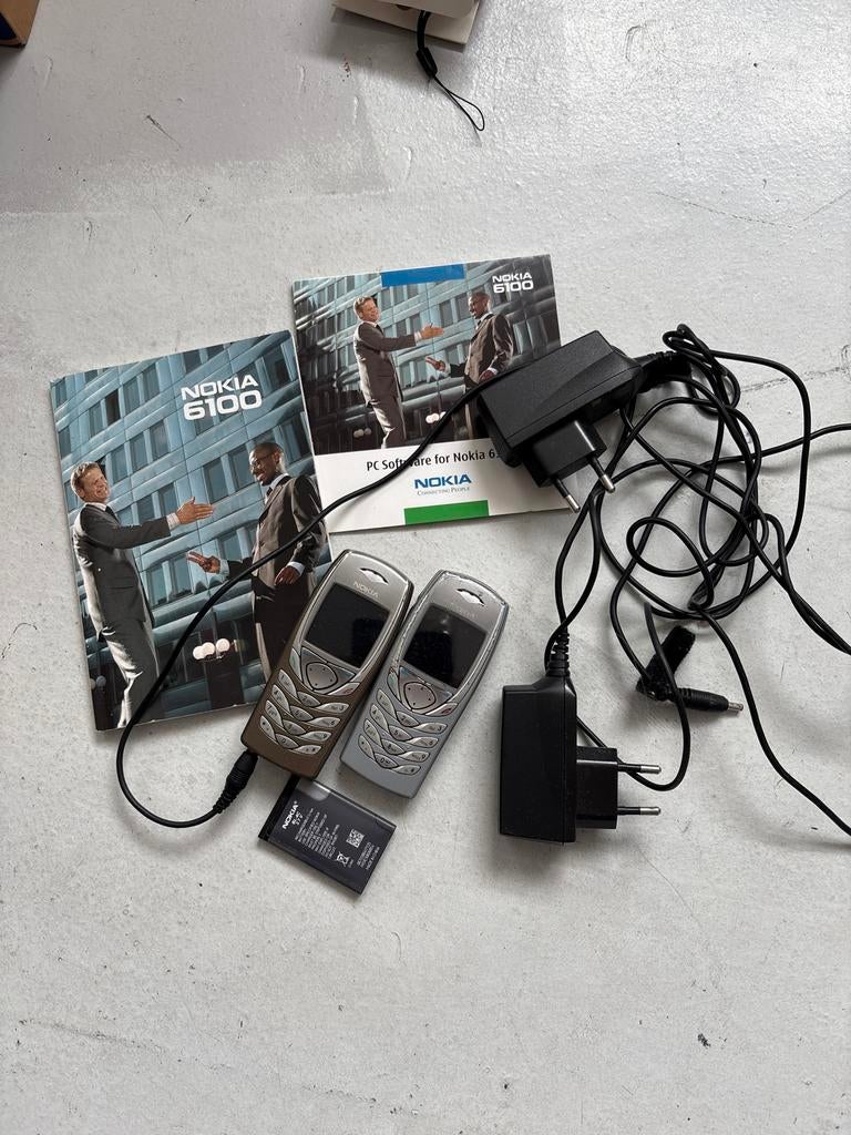 Nokia 6100 - Twee klassieke telefoons met accessoires, Telecommunicatie, Mobiele telefoons | Nokia, Gebruikt, Geen camera, Fysiek toetsenbord