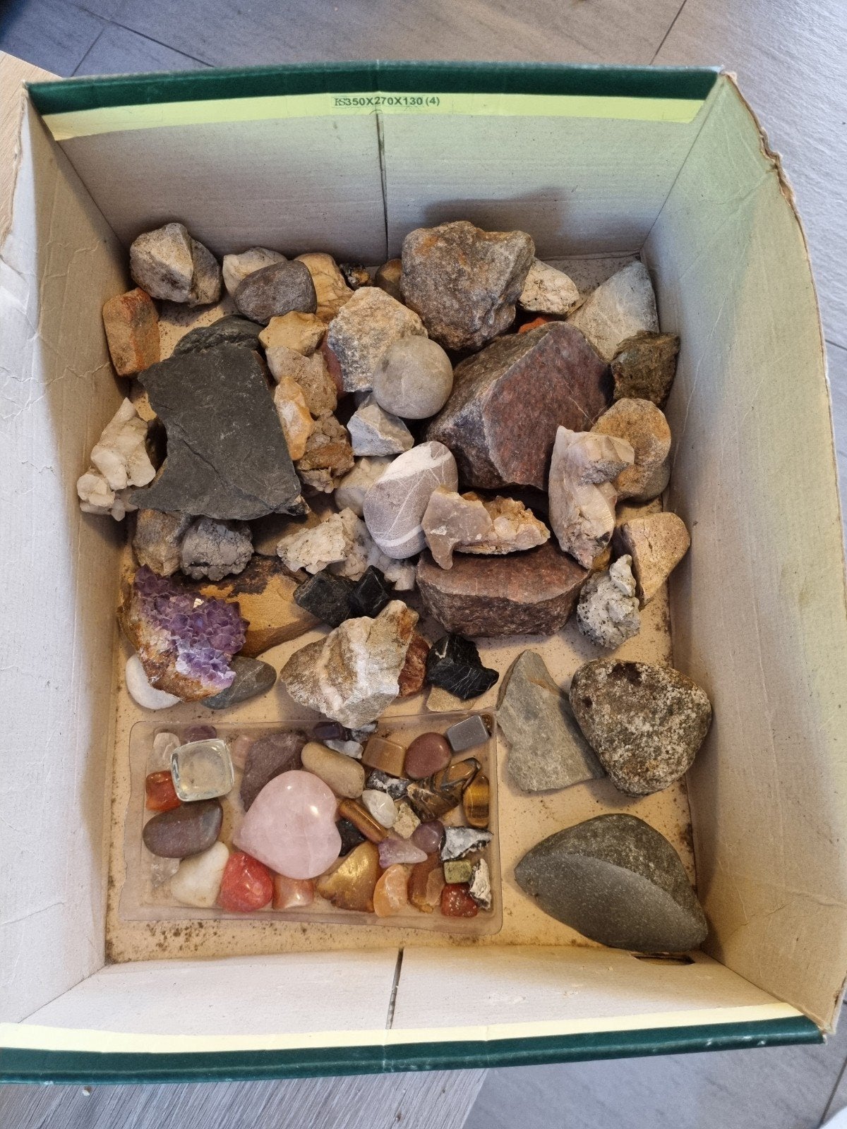 Collectie mineralen en stenen in doos, Verzamelen, Mineralen en Fossielen, Ophalen of Verzenden, Mineraal