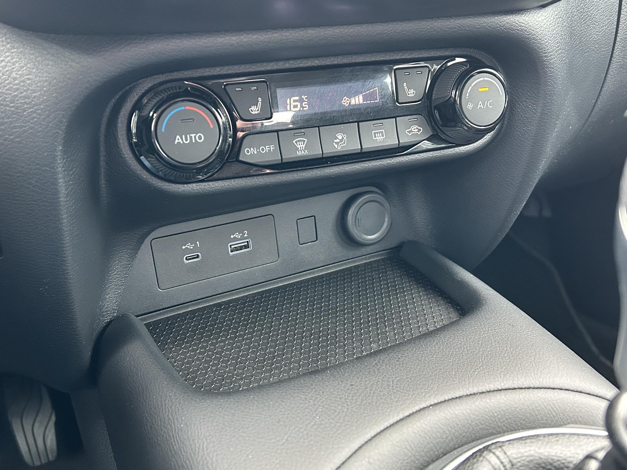 Foto 13 van Nissan Juke 1.0 DIG-T Acenta Handgeschakeld / Allseason band