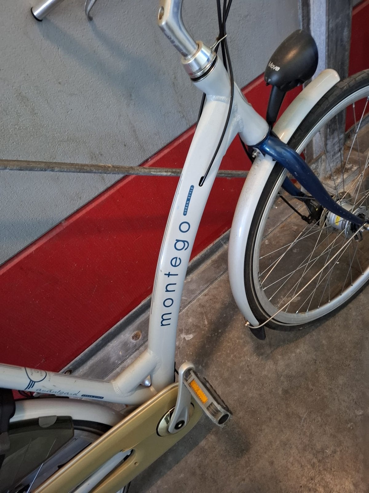 Montego damesfiets met versnellingen en fietstassen, Fietsen en Brommers, Fietsen | Dames | Damesfietsen, Gebruikt, Velgrem, Versnellingen