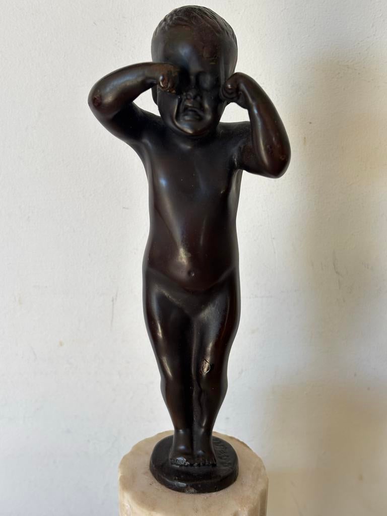 Bronzen beeldje van huilend kind op marmeren sokkel, Antiek en Kunst, Kunst | Beelden en Houtsnijwerken, Beeld, Brons, Overige onderwerpen
