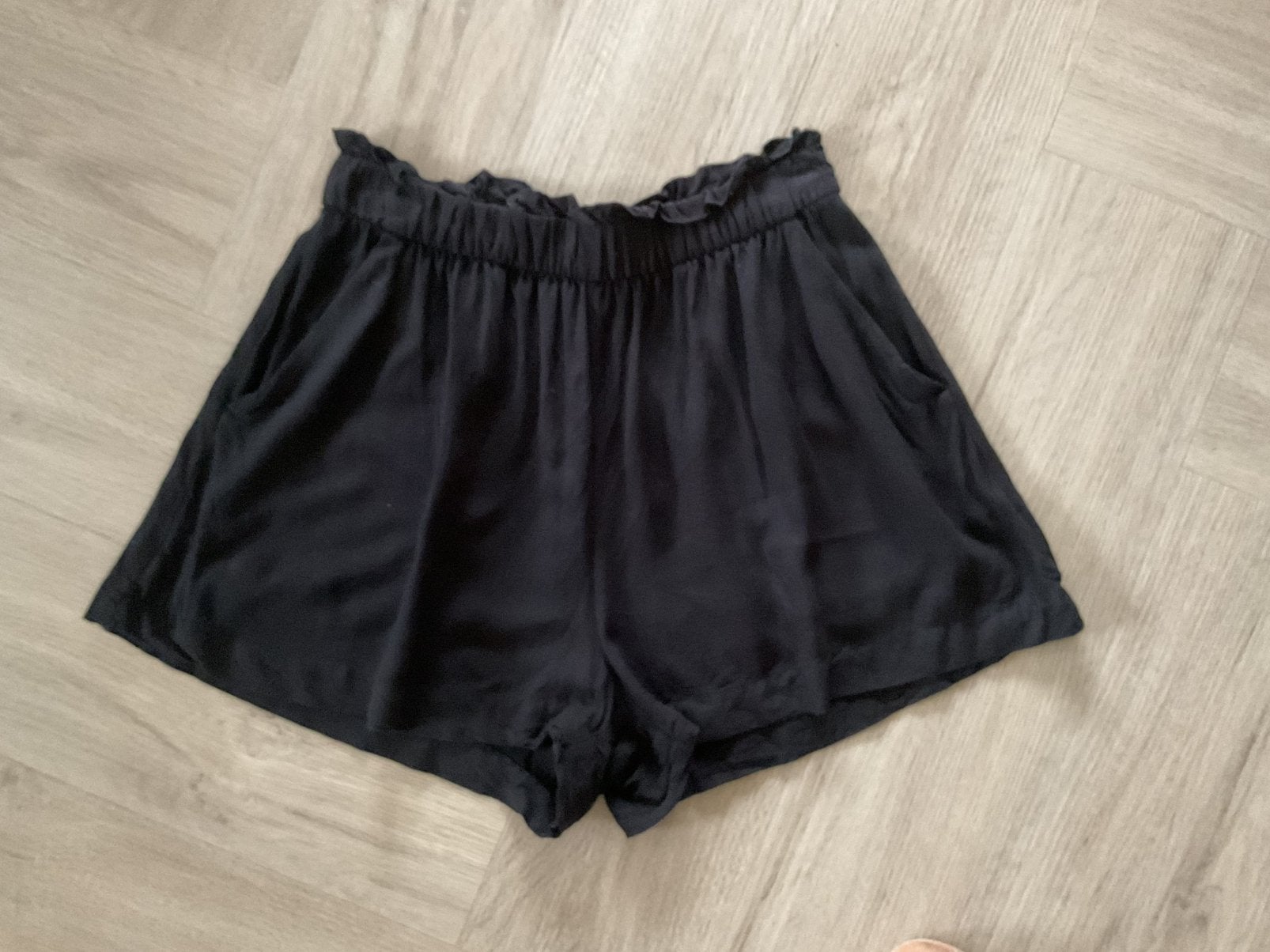 H&M korte broek 36, Kort, Zwart, Ophalen of Verzenden, Zo goed als nieuw