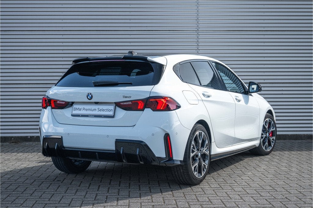 BMW 1 Serie 120 M Sport Automaat / Sportstoelen / Achteruitr, 156 pk, Met garantie (alle), Wit, Origineel Nederlands