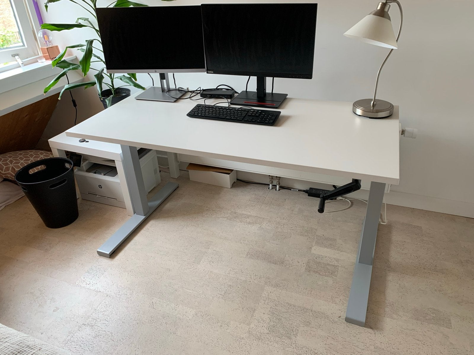 Dextro Slinger Zit-Sta Bureau - Krijtwit/Aluminium, Huis en Inrichting, Bureaus, Ophalen, Zit-sta bureau, Spaanplaat of MDF, In hoogte verstelbaar