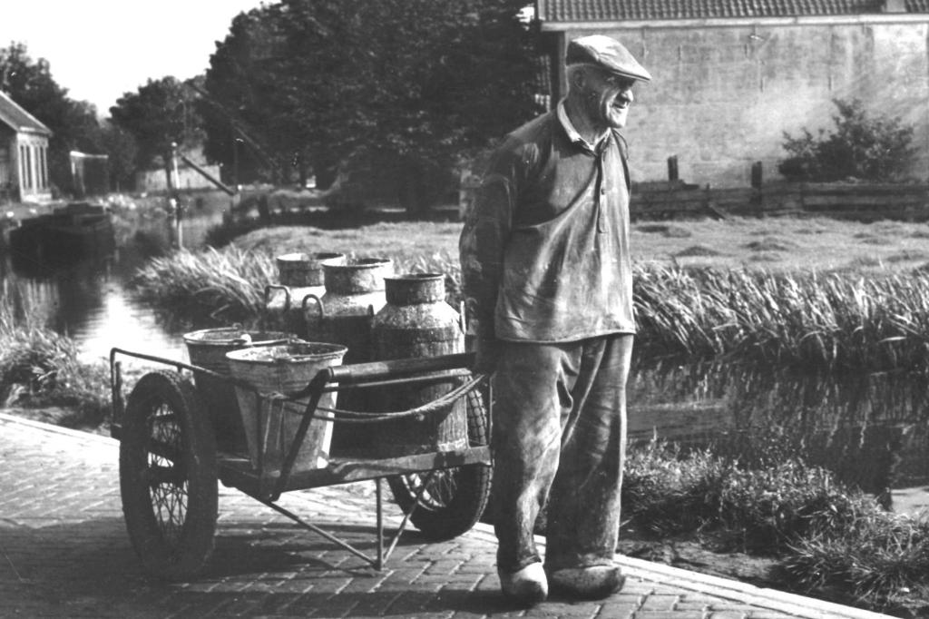 983707 Ammerstol ZH 1971 Boer met Melkbussen met mooie Zege, Ophalen of Verzenden, 1960 tot 1980, Gelopen, Zuid-Holland