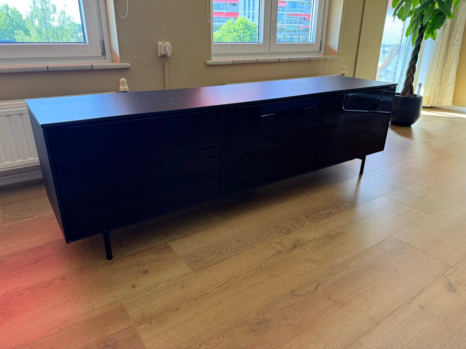 zwarte TV-meubel met glazen deuren - Ikea Rannas, 150 tot 200 cm, Ophalen of Verzenden, Minder dan 100 cm, 25 tot 50 cm