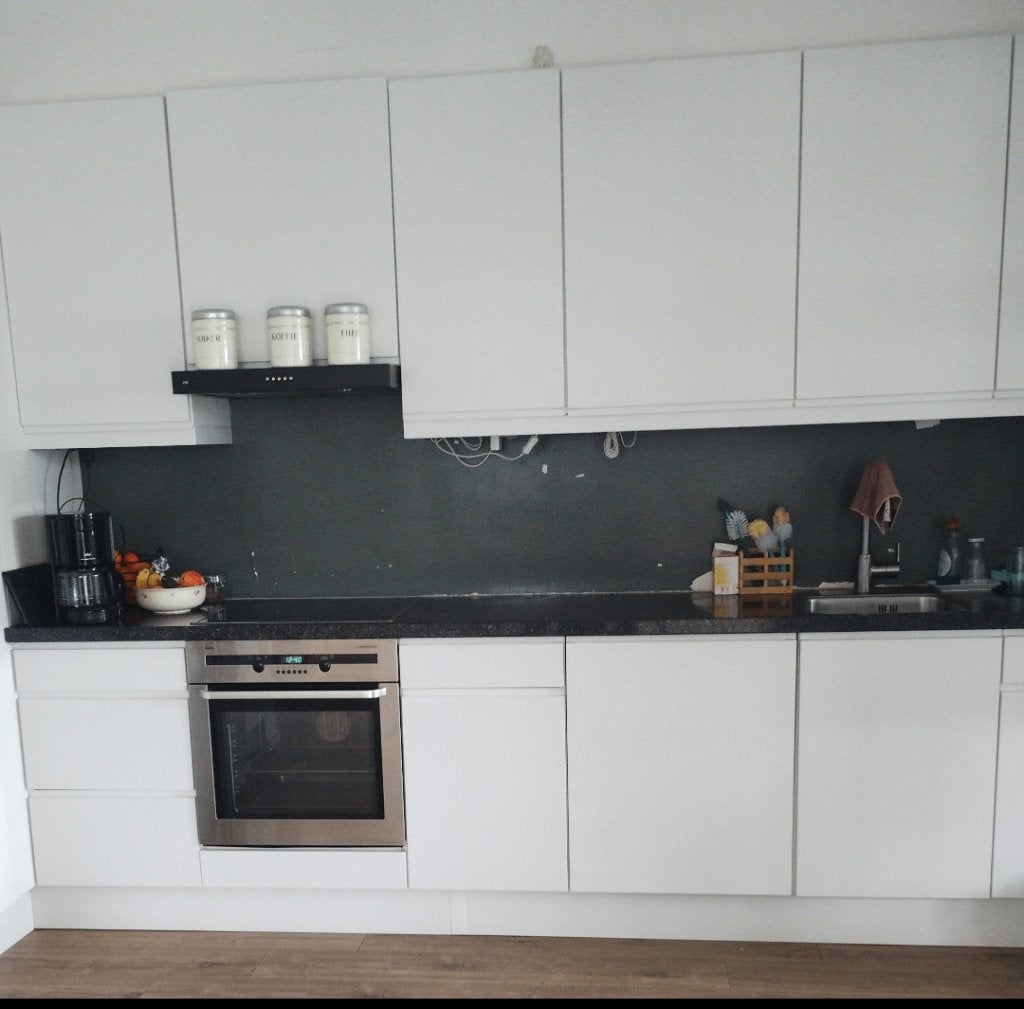 Moderne witte keuken met inbouwapparatuur, Ophalen, Gebruikt, Wit, Graniet of Steen