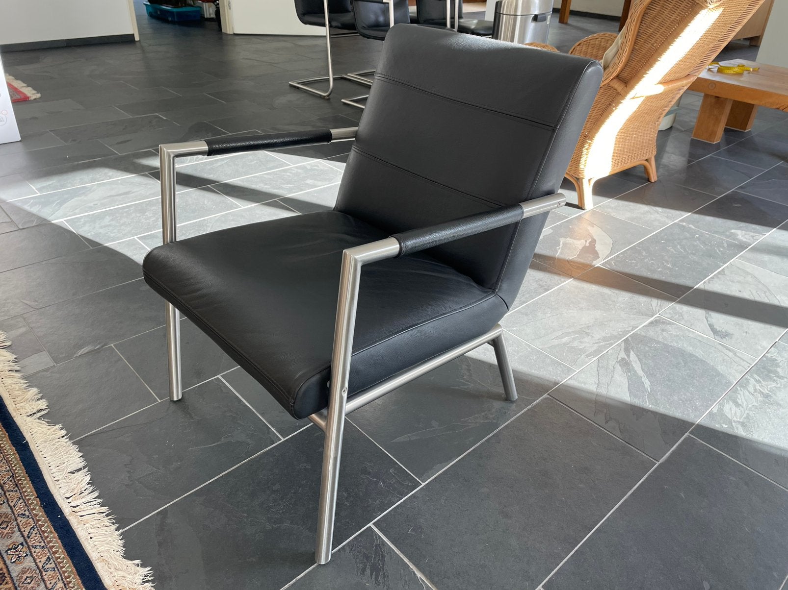 Zwarte leren fauteuil met metalen frame - Degelijk design, Ophalen, Gebruikt, 50 tot 75 cm, Leer