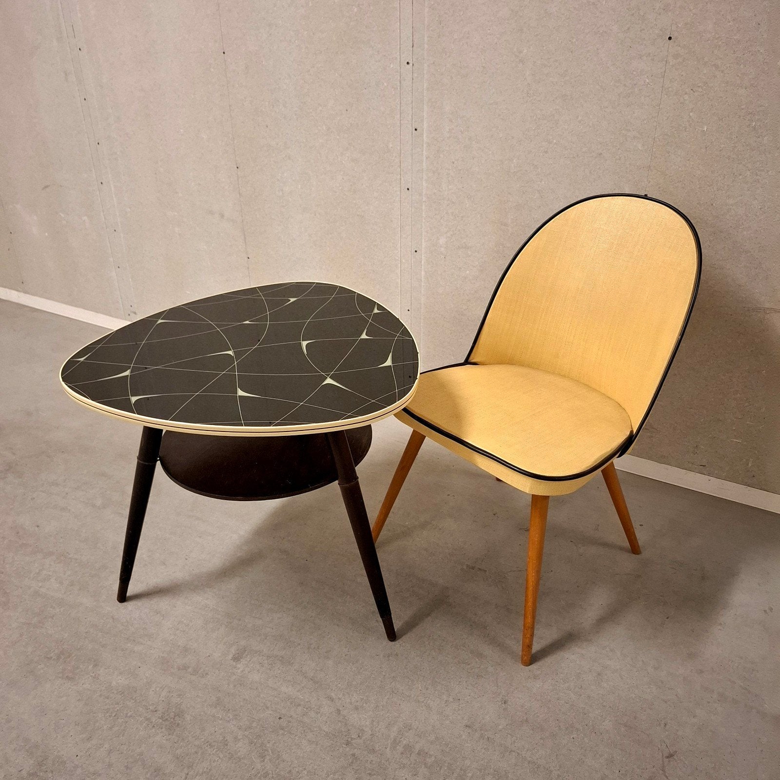 vintage jaren 50 tafel bijzettafel, Ophalen, Gebruikt, Rond, 60 cm of meer