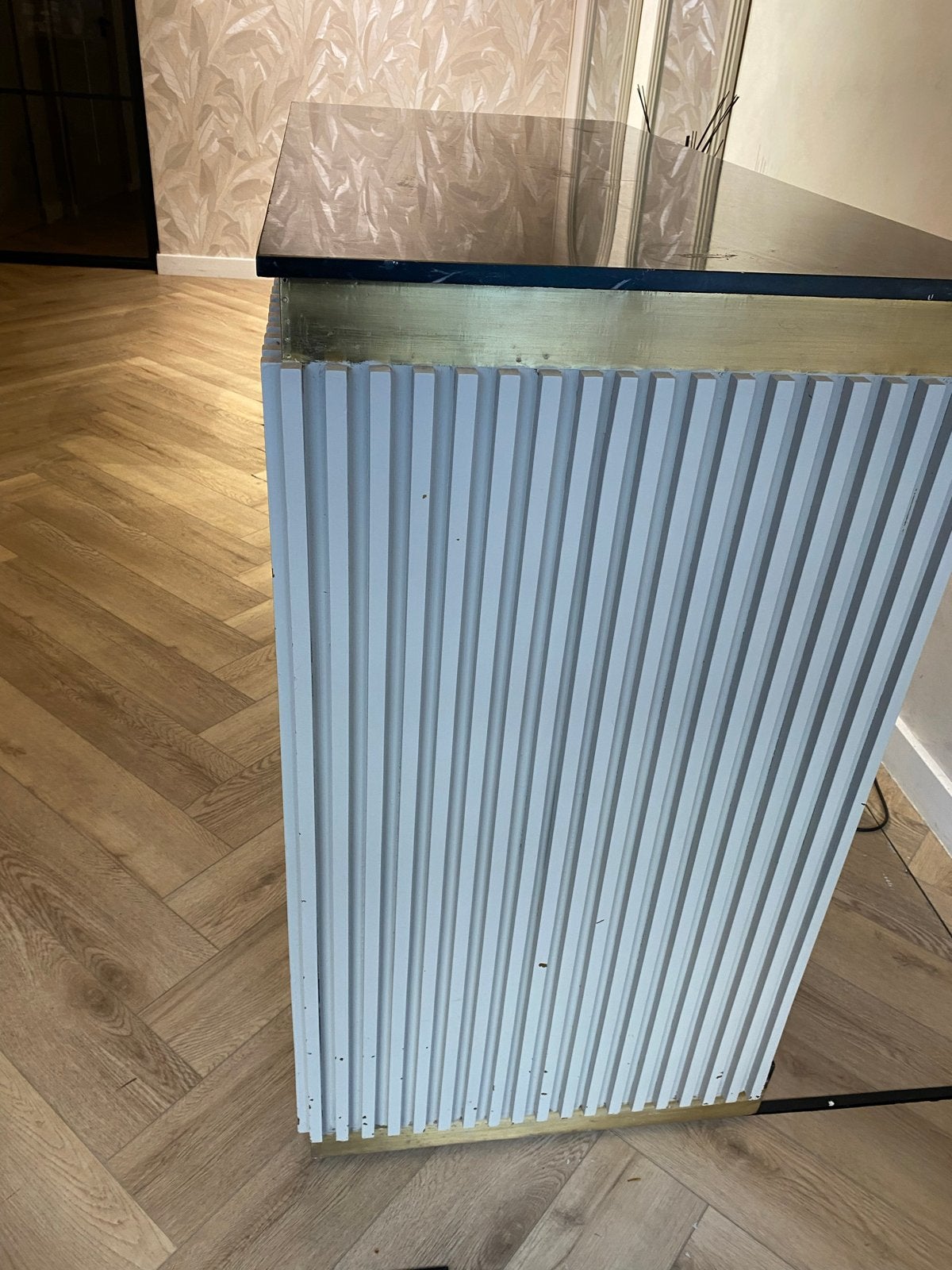 Moderne balie/bar met gouden accenten en marmer zwart blad, Ophalen, Gebruikt