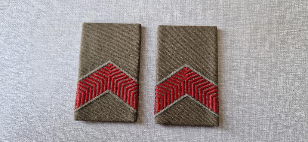 Soldaat 2 epauletten strepen DT regenjas oud model, Ophalen of Verzenden, Landmacht, Nederland, Embleem of Badge