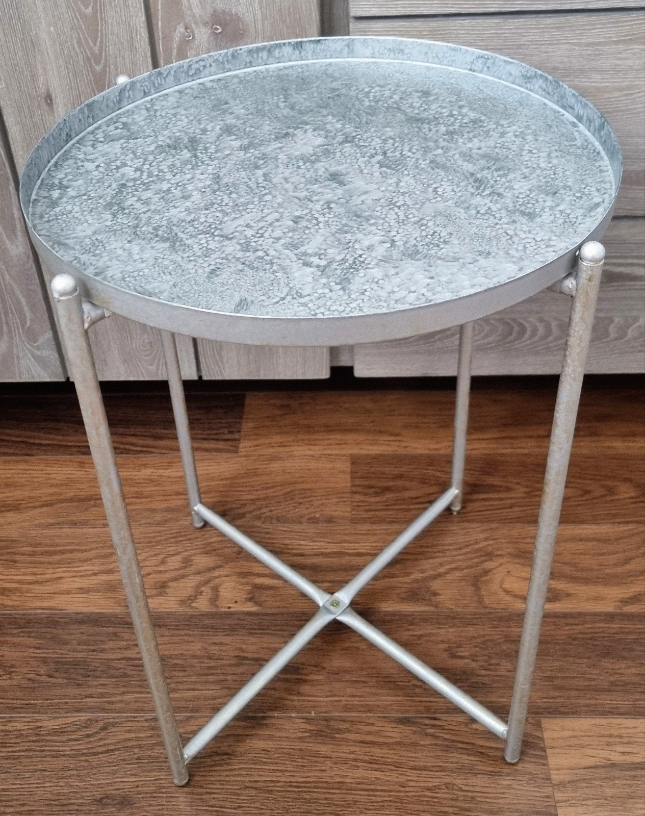 Mooie Zilverkleurige Metalen Bijzettafel Nieuw, Huis en Inrichting, Tafels | Bijzettafels, Minder dan 55 cm, Metaal of Aluminium