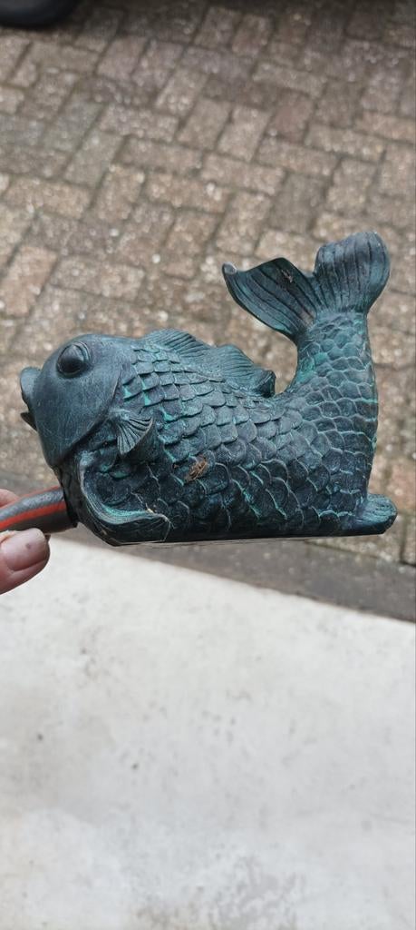 Kunststof vis en eend tuindecoratie/fontein, Ophalen of Verzenden, Gebruikt, Metaal, Dierenbeeld