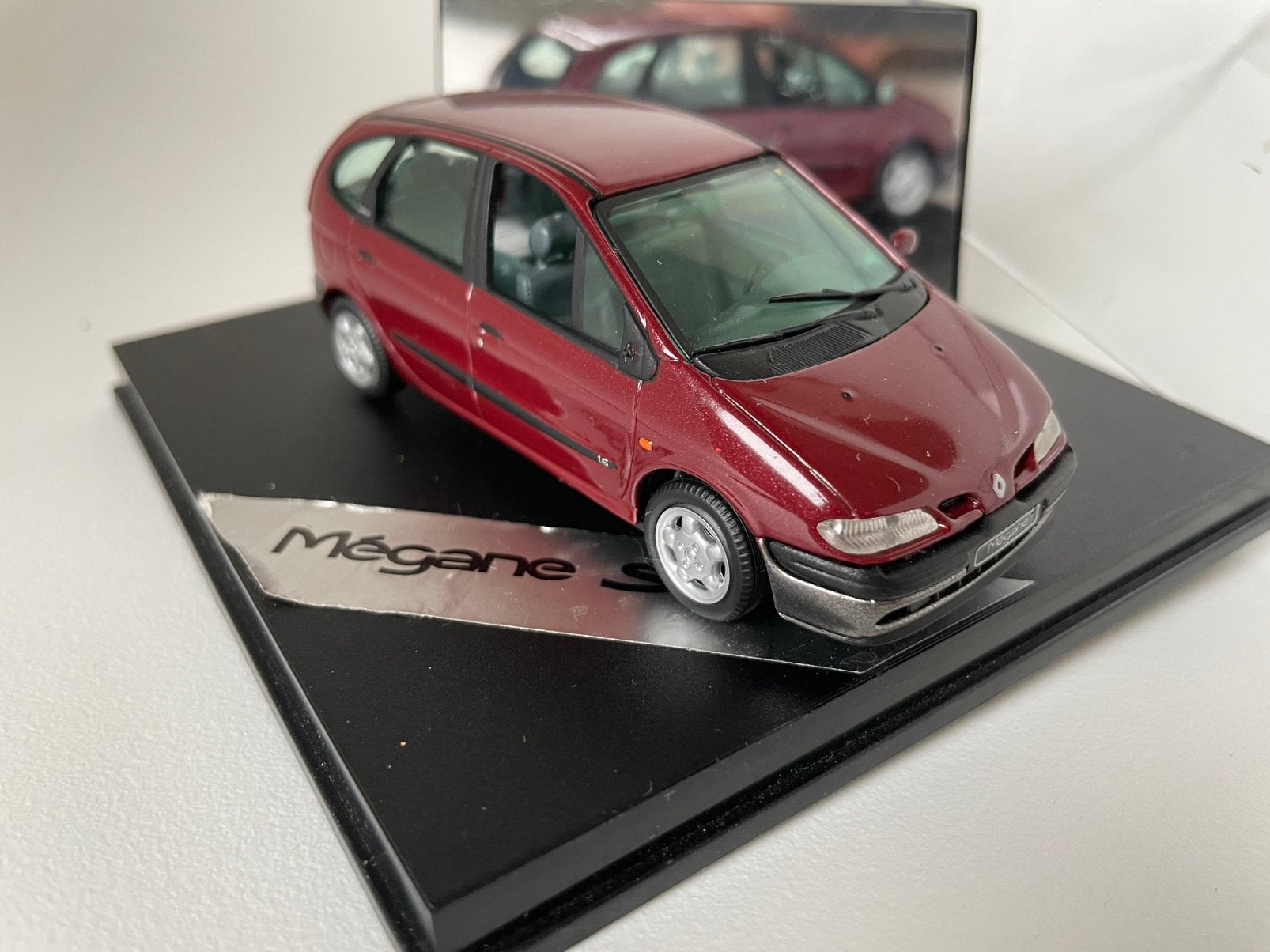 model Renault Scenic I, bordeaux rood 1/43 Universal Hobbies, Ophalen of Verzenden, Gebruikt, Auto